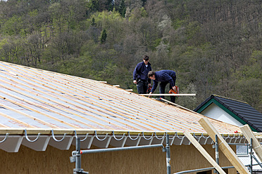 Europa, Deutschland, Rheinland Pfalz, Arbeiter decken Dach auf Haus - CSF016122