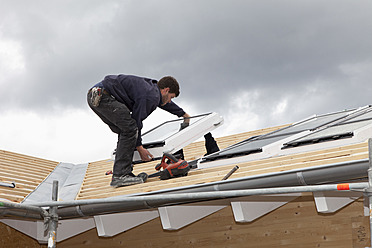 Europa, Deutschland, Rheinland-Pfalz, Arbeiter beim Einbau von Dachfenstern - CSF016110