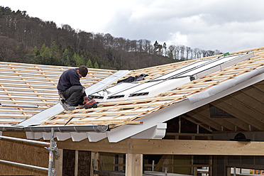 Europa, Deutschland, Rheinland-Pfalz, Arbeiter beim Einbau von Dachfenstern - CSF016109