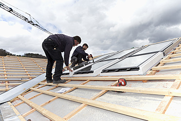 Europa, Deutschland, Rheinland-Pfalz, Arbeiter beim Einbau von Dachfenstern - CSF016106