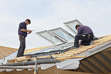 Europa, Deutschland, Rheinland-Pfalz, Arbeiter beim Einbau von Dachfenstern - CSF016104