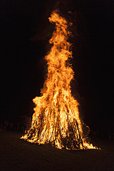 Deutschland, Mittsommerfeuer bei Nacht - TCF003218