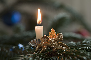 Weihnachtsdekoration mit Kerze und Engel, Nahaufnahme - CRF002269