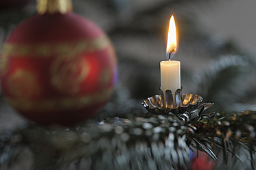 Christmas decoration with candle and bauble, close up - CRF002270