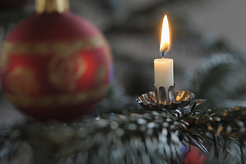 Weihnachtsdekoration mit Kerze und Christbaumkugel, Nahaufnahme - CRF002270