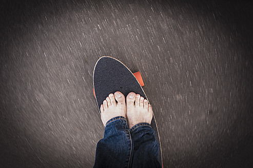 Deutschland, Nordrhein-Westfalen, Düsseldorf, Älterer Mann stehend auf Skateboard - KJF000182