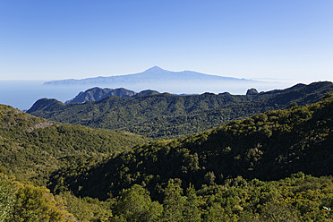 Spanien, La Gomera, Blick auf den Garajonay-Nationalpark und Teneriffa im Hintergrund - SIE003178