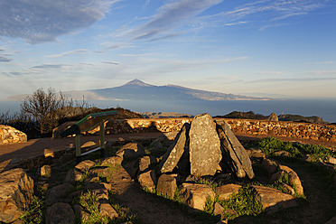 Spanien, La Gomera, Rekonstruktion einer rituellen Stätte auf dem Gipfel des Alto de Garajonay - SIE003159