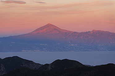 Spanien, La Gomera, Blick auf den Vulkan Teide auf Teneriffa - SIEF003154