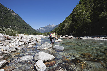 Europa, Schweiz, Älterer Mann beim Wandern am Verzasca-Fluss - GWF002071