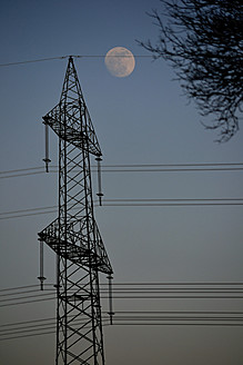 Deutschland, Hessen, Strommast und Mond - MHF000096