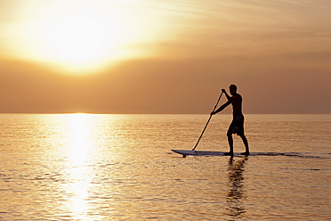 Deutschland, Schleswig Holstein, Mann auf Stand Up Paddle Board auf der Ostsee - DBF000223