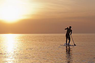 Deutschland, Schleswig Holstein, Mann auf Stand Up Paddle Board auf der Ostsee - DBF000224