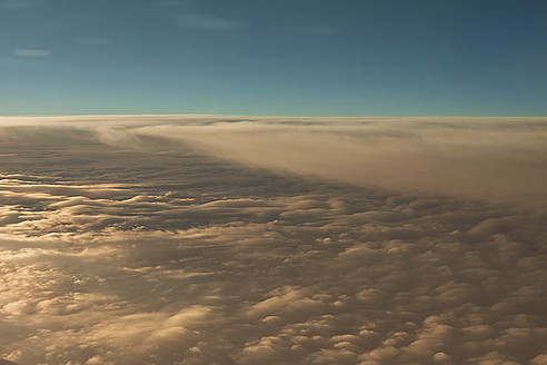 Blick auf Wolken aus dem Flugzeug - DBF000229