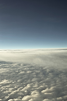 Blick auf Wolken aus dem Flugzeug - DBF000230
