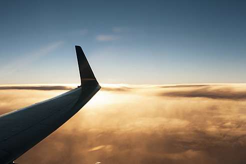 Flugzeugflügel über einer Wolke bei Sonnenuntergang - DBF000232