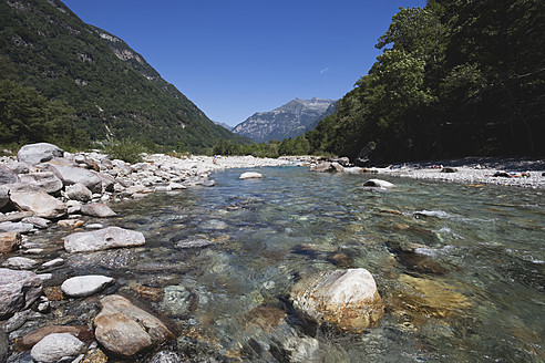 Europa, Schweiz, Blick auf den Verzasca-Fluss - GWF002073