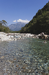 Europa, Schweiz, Älterer Mann schwimmt im Fluss Verzasca - GWF002074