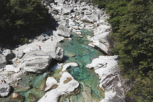 Europa, Schweiz, Menschen beim Baden am Fluss Verzasca - GWF002078