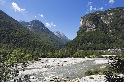 Europa, Schweiz, Blick auf den Verzasca-Fluss - GW002080