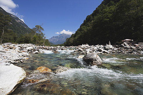 Europa, Schweiz, Blick auf den Verzasca-Fluss - GWF002083