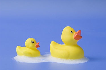 Rubber duck toy floating in water - CRF002274
