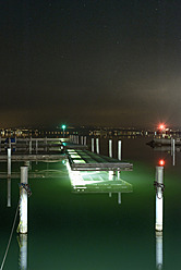 Schweiz, Lachen, Blick auf den Hafen bei Nacht - HL000034