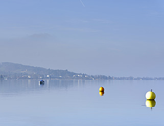 Schweiz, Lachen, Bojen und Fischerboot auf dem Zürichsee - HLF000035