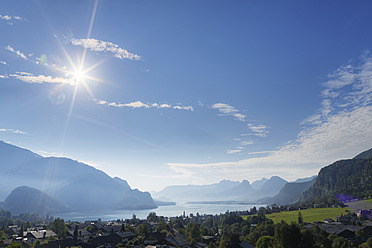 Österreich, Salzkammergut, Blick auf St. Gilgen mit Wolfgangsee - SIE003228