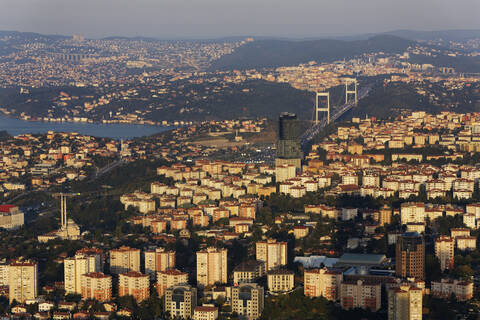 Europa, Türkei, Istanbul, Blick auf das Finanzviertel mit der Fatih-Sultan-Mehmet-Brücke, lizenzfreies Stockfoto