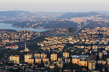 Europa, Türkei, Istanbul, Blick auf das Finanzviertel mit der Fatih-Sultan-Mehmet-Brücke - SIE003207