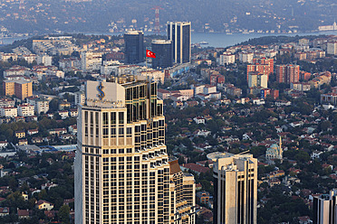 Europa, Türkei, Istanbul, Blick auf das Is Kuleleri Gebäude und den Bosporus - SIE003208