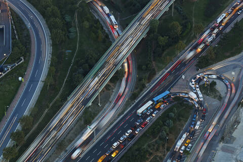 Europa, Türkei, Istanbul, Blick auf Straßen im Finanzviertel, lizenzfreies Stockfoto