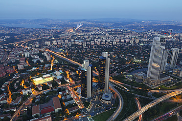 Europa, Türkei, Istanbul, Blick auf das Finanzviertel mit der Bosporus-Brücke - SIE003218