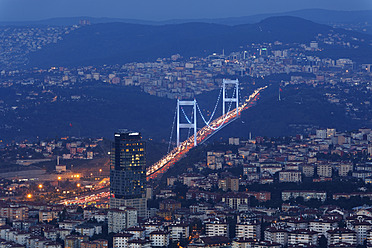 Europa, Türkei, Istanbul, Blick auf das Finanzviertel mit der Fatih-Sultan-Mehmet-Brücke - SIEF003222