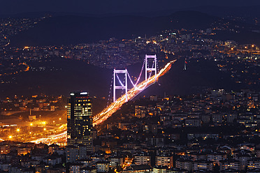 Europa, Türkei, Istanbul, Blick auf die Fatih Sultan Mehmet Brücke im Finanzviertel - SIEF003223