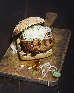 Country-Burger mit Kraut auf Schneidebrett, Nahaufnahme - KSW001035