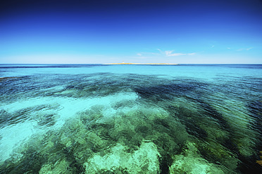 Spanien, Menorca, Blick auf das Meer bei Punta Prima - SMAF000072