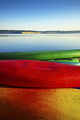 USA, Washington, Blick auf bunte Kanus auf dem Meer - SMA000075