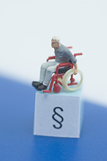 Figur im Rollstuhl auf Absatzschild - ASF004760
