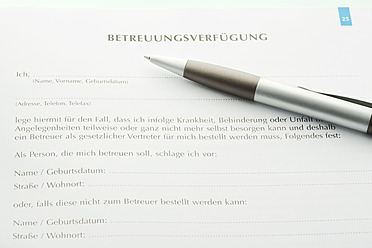 Patientenverfügung mit Stift, Nahaufnahme - MAEF005542