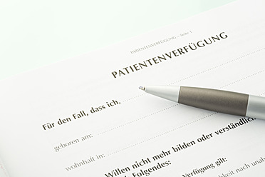 Patientenverfügung mit Stift, Nahaufnahme - MAEF005548