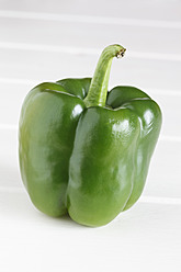 Green bell pepper on table, close up - EVGF000002