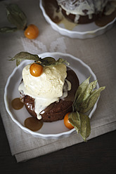 Sticky Toffee Pudding mit Vanilleeis und Physalis im Teller - EVGF000020
