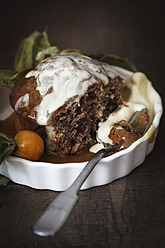 Sticky Toffee Pudding mit Vanilleeis und Physalis im Teller - EVGF000021