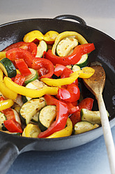 Gebratener Zucchini-Paprika-Salat in der Pfanne - EVGF000024