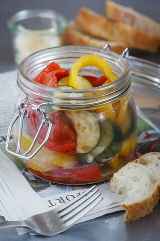 Gebratener Zucchini-Paprika-Salat im Glas, lizenzfreies Stockfoto