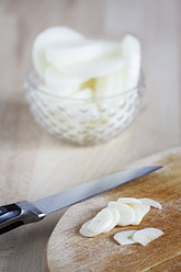 Sliced garlic on chopping board, close up - EVGF000032