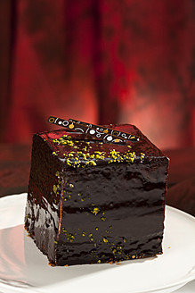 Kuchenwürfel aus dunkler Schokolade auf einem Teller, Nahaufnahme - CSF016209