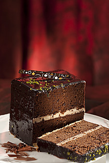 Kuchenwürfel aus dunkler Schokolade auf einem Teller, Nahaufnahme - CSF016208